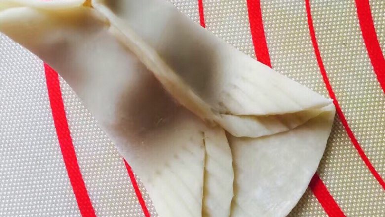 专注小儿挑食厌食100年第一弹——金鱼蒸饺,用牙签刻出鱼尾的纹路,剪刀剪出鱼鳍,注意不要剪断