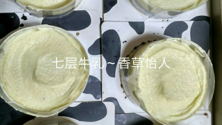 好吃到爆的七层牛乳蛋糕（改良版）,意大利奶豆腐慕斯层（第四层）:将<a style='color:red;display:inline-block;' href='/shicai/ 219'><a style='color:red;display:inline-block;' href='/shicai/ 219'>牛奶</a></a>分两等分，一份入锅同时加入黄油砂糖煮沸，一份加入淀粉搅匀，吉利丁片用冷水泡软，将煮沸的<a style='color:red;display:inline-block;' href='/shicai/ 219'><a style='color:red;display:inline-block;' href='/shicai/ 219'>牛奶</a></a>加入淀粉，稍微冷却在60度加入吉利丁片搅匀，最后晾凉，<a style='color:red;display:inline-block;' href='/shicai/ 8197'><a style='color:red;display:inline-block;' href='/shicai/ 8197'>淡奶油</a></a>打发到六成与<a style='color:red;display:inline-block;' href='/shicai/ 219'><a style='color:red;display:inline-block;' href='/shicai/ 219'>牛奶</a></a>溶液搅拌匀即可