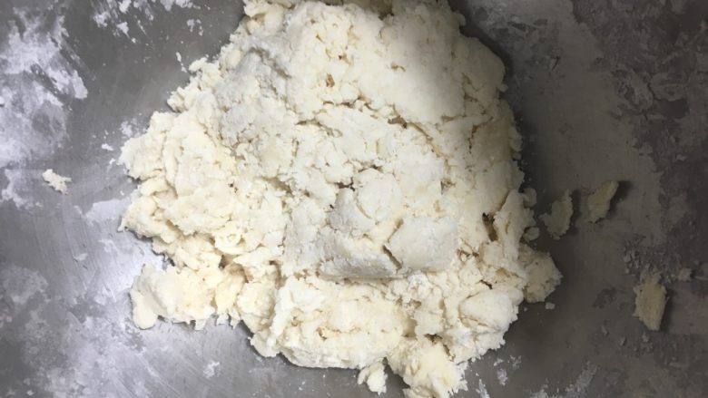 蜂蜜奶香花卷,先粗略地混合一下,看不到干粉就好