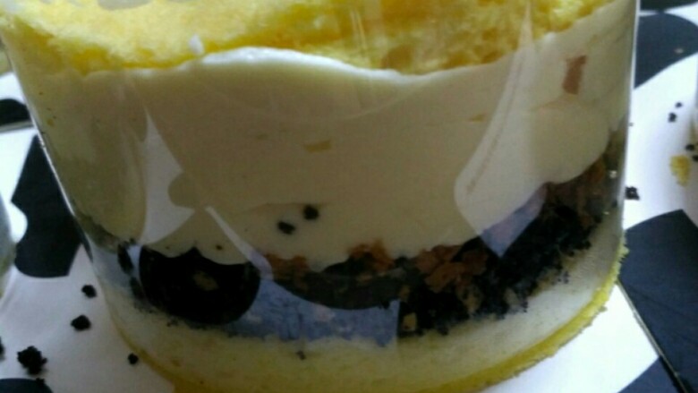 好吃到爆的七层牛乳蛋糕(改良版),再加一层第一层乳酪蛋糕胚体,让口感更加丰富些