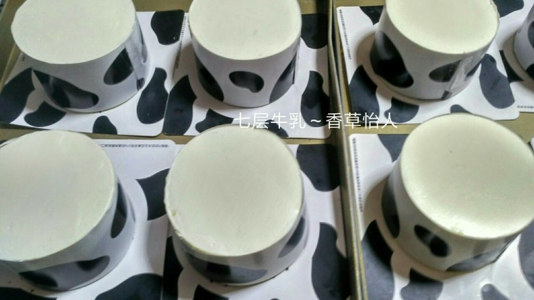 好吃到爆的七层牛乳蛋糕(改良版),卡仕达酱层(第五层):这一层同即将出的视频脆皮法棍泡芙馅,卡仕达酱:将蛋黄加细砂糖搅匀加入过筛的低筋面粉搅匀,牛奶将<a style='color:red;display:inline-block;' href='/shicai/ 820'>香草荚</a>煮沸将<a style='color:red;display:inline-block;' href='/shicai/ 820'>香草荚</a>拿出,将牛奶倒入蛋黄糊中回锅继续煮至浓稠,即成为蛋黄酱,将调好的卡仕达蛋黄酱和淡奶油混合即可,然后别忘了纸质围边都加上哈