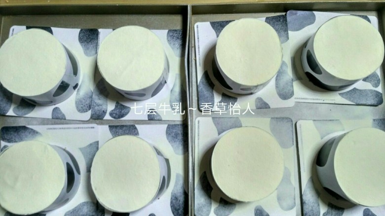 好吃到爆的七层牛乳蛋糕(改良版),新西兰奶粉(第六层):很简单,用筛网筛一层新西兰奶粉即可