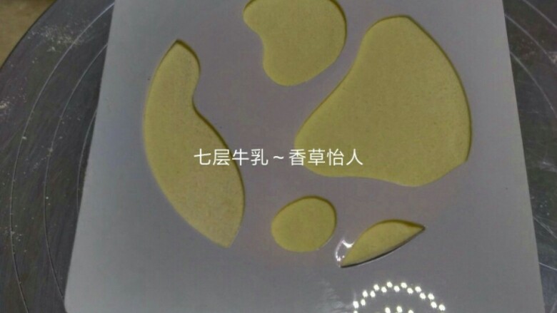 好吃到爆的七层牛乳蛋糕(改良版),牛乳花纹层(第七层):用这样的花纹磨具,也可以自制,轻轻筛出一层均匀的奥利奥碎即可出现漂亮的牛乳花纹啦
