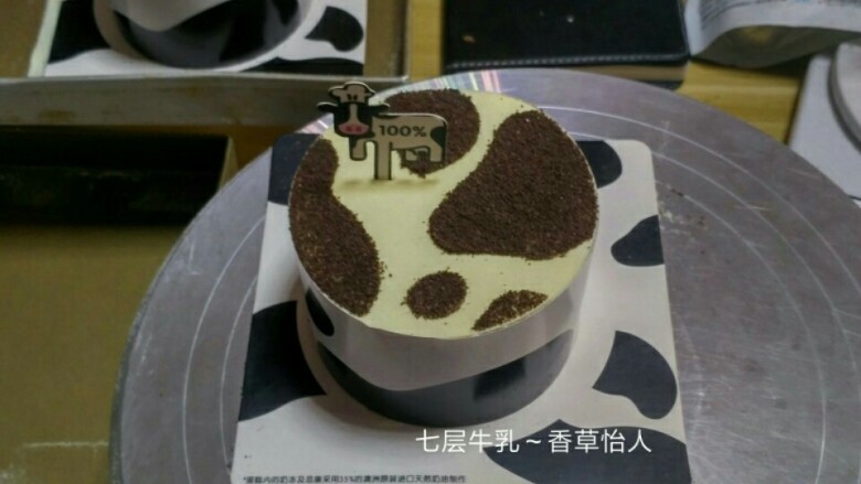 好吃到爆的七层牛乳蛋糕(改良版),最后插上小牛的插排装饰下
