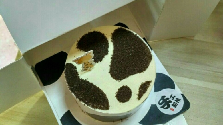 好吃到爆的七层牛乳蛋糕(改良版),最后装盒,今天的量是八个四寸哒,顾客都定出去啦,如果你喜欢就跟我学做吧,最全的牛乳蛋糕配方,根据日本原版七层牛乳制作,完胜传统蛋糕店的简易版牛乳蛋糕,最重要的是又有蛋糕又有慕斯又有好多层的好东西,好吃到爆,稍后出视频课哈,敬请关注吧,有问题私信我哈
