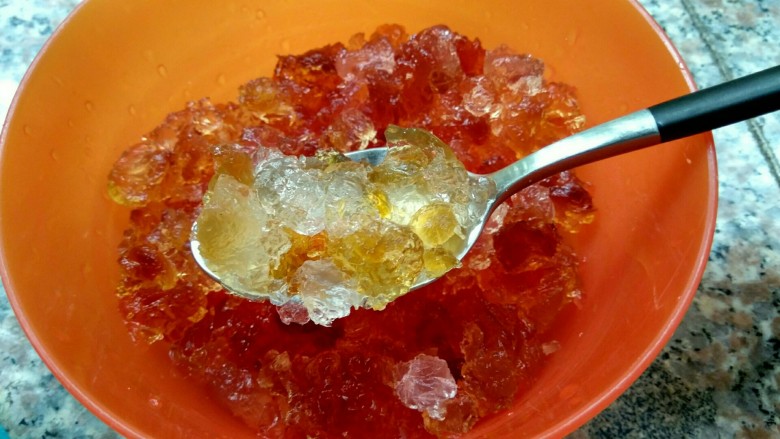 蔓越莓桃胶皂角米银耳羹,泡发的桃胶清除掉杂质,哈哈,这一步得有点耐心哦