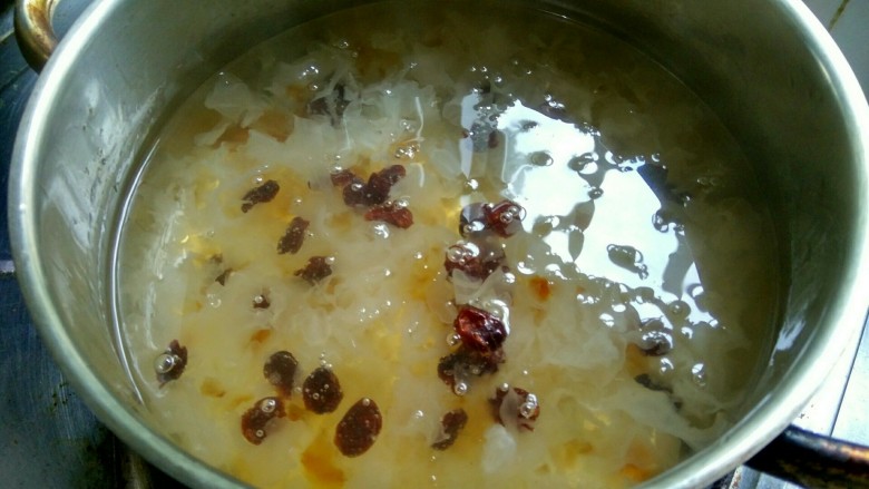 蔓越莓桃胶皂角米银耳羹,加入<a style='color:red;display:inline-block;' href='/shicai/ 109174'>蔓越莓干</a>