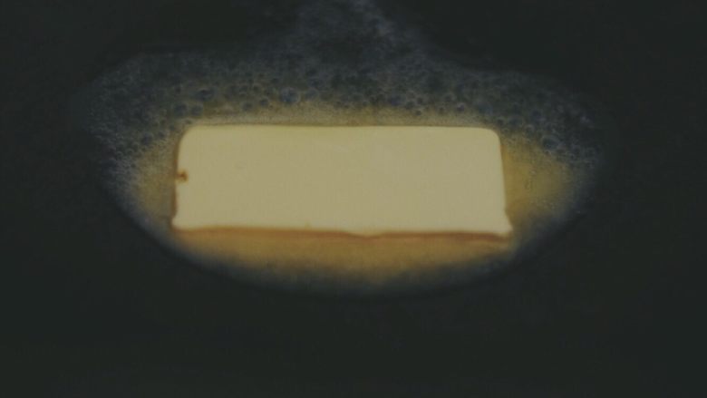 奇亚籽牛肉饼,锅里放适量<a style='color:red;display:inline-block;' href='/shicai/ 887'>黄油</a>,小火加热至融化