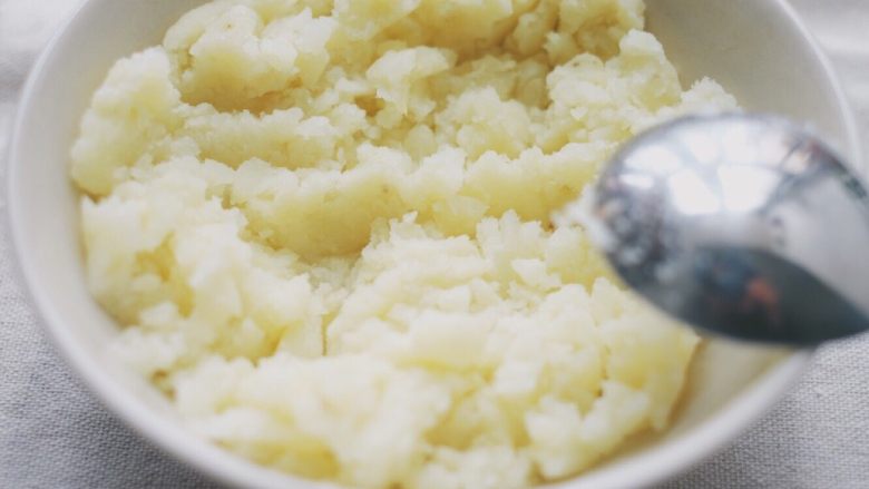 奇亚籽牛肉饼,放碗里用勺子压碎成土豆泥(有擀面杖的小伙伴可以把土豆放保鲜袋里用擀面杖压)