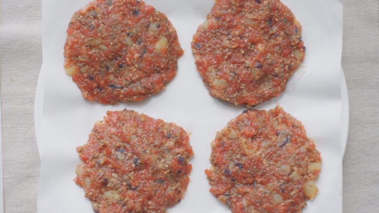 奇亚籽牛肉饼,戴上一次性手套!一次性手套!取适量牛肉馅在掌心按压成饼