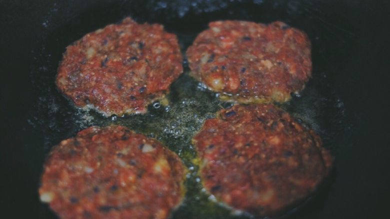 奇亚籽牛肉饼,锅里放适量黄油,小火烧至融化,放入牛肉饼