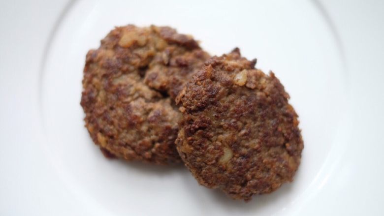 奇亚籽牛肉饼,这面煎完那面煎~煎至两面焦黄就好啦~