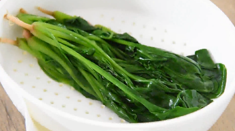 菠菜这样做开胃下酒,又不失营养,沥干备用