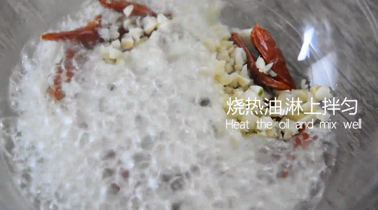 菠菜这样做开胃下酒,又不失营养,烧热油,淋上拌匀