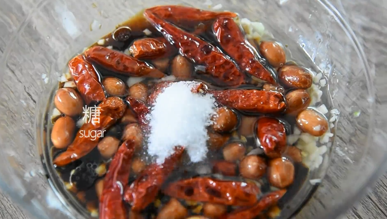 菠菜这样做开胃下酒,又不失营养,倒入生抽、香醋、盐、糖调味