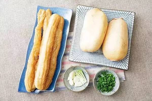 糖醋素排骨,葱白切段、葱叶切末,大蒜去皮切片,备用。