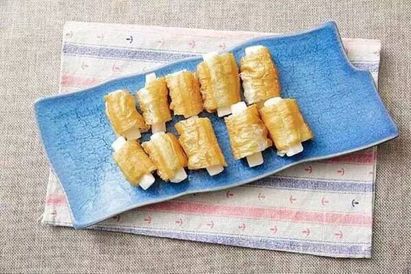 糖醋素排骨,莲藕去皮,实心部分切成小段,(不讲究的话,非实心部分,切段也能凑合用啦。)油条切得比莲藕稍短一截,然后把莲藕条塞进油条中间。