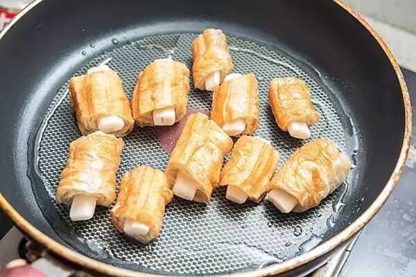 糖醋素排骨,热锅,倒入适量油,油热后,把素排骨煎至两面金黄酥脆,盛出备用。