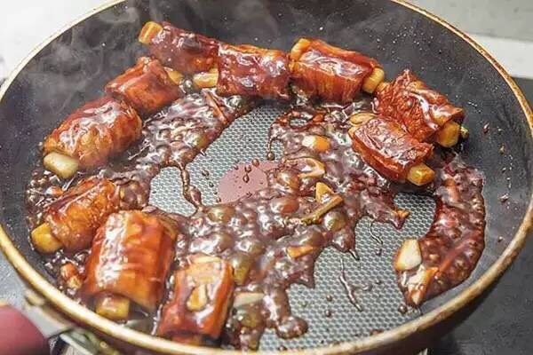 糖醋素排骨,5、倒入之前调好的糖醋汁儿,把排骨翻炒上色