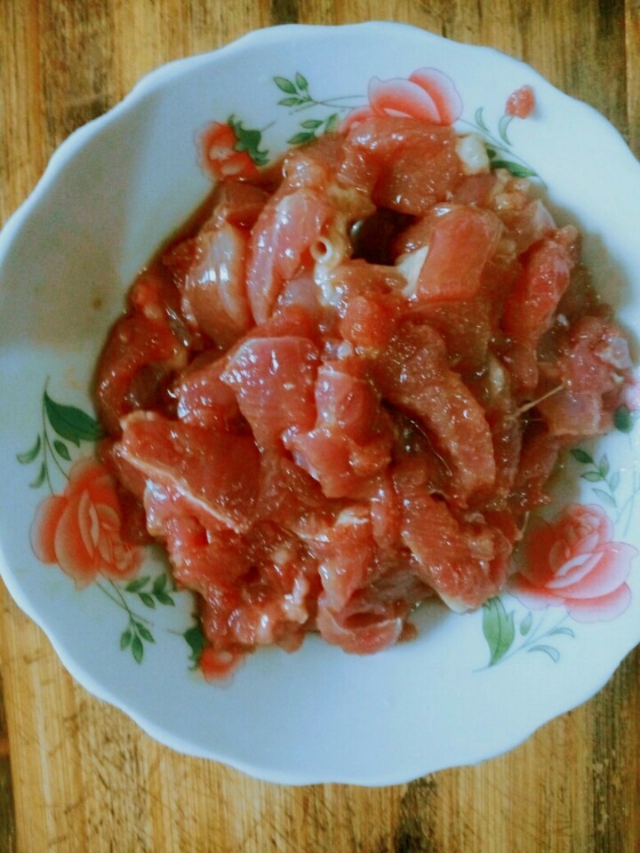 青瓜皮蛋瘦肉汤,将<a style='color:red;display:inline-block;' href='/shicai/ 429'>瘦肉</a>洗净加入豆粉