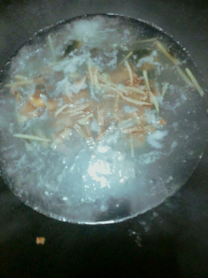 青瓜皮蛋瘦肉汤,待水热放入瘦肉