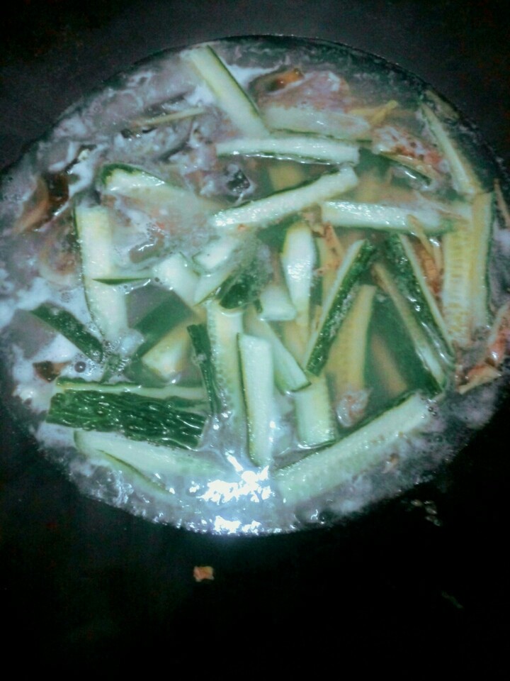 青瓜皮蛋瘦肉汤,加入黄瓜