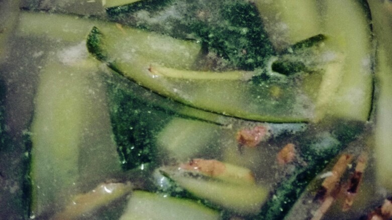 青瓜皮蛋瘦肉汤,放葱