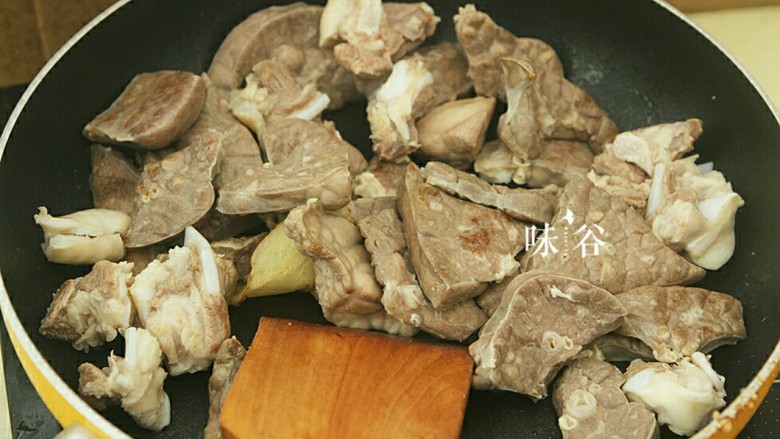 清甜润肺的雪梨无花果猪肺汤,热锅放油,放入两片<a style='color:red;display:inline-block;' href='/shicai/ 37'>姜</a>、猪肺,大火炒一下。