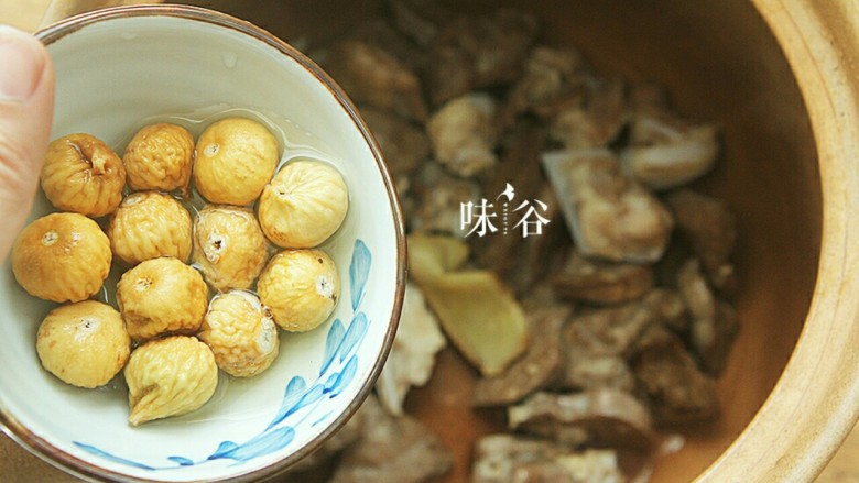 清甜润肺的雪梨无花果猪肺汤,处理好的猪肺和<a style='color:red;display:inline-block;' href='/shicai/ 601'>无花果</a>,姜片一起放进汤锅里。