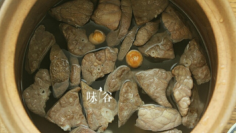 清甜润肺的雪梨无花果猪肺汤,加适量的清水,大约一人2碗水分量。盖上盖子,大火煮开后转小火煮。