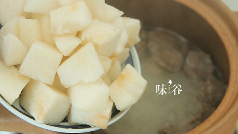 清甜润肺的雪梨无花果猪肺汤,1小时后加入梨子,继续炖煮半小时。