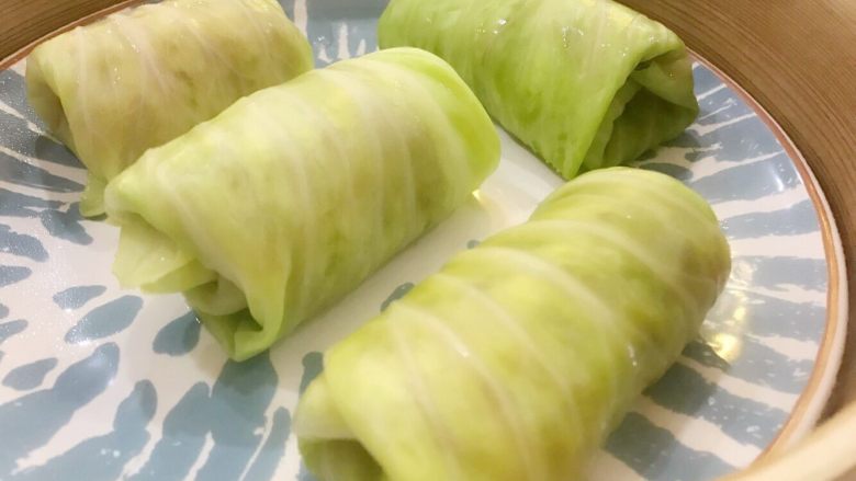 宝宝辅食：包菜马蹄瘦肉卷-24M+ ,烧开水后放入蒸笼蒸熟，大约10分钟左右即可。