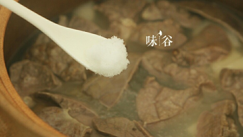 清甜润肺的雪梨无花果猪肺汤,关火前放盐调味即可。