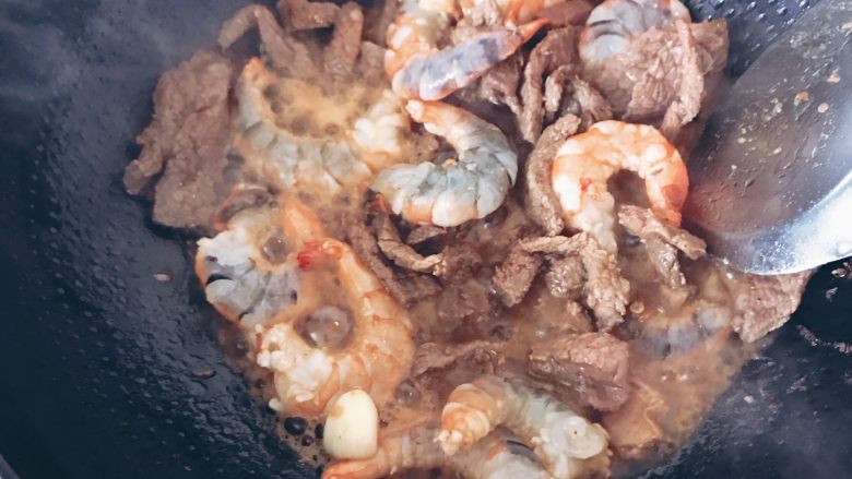 牛肉芦笋虾仁
,倒入虾仁，翻炒至红色。 不需要加盐，腌制的时候已有味道。
