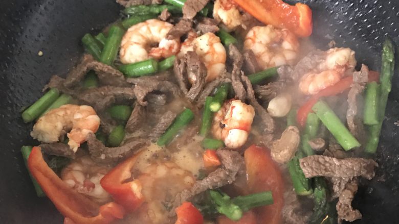 牛肉芦笋虾仁
,倒入备好的蔬菜，翻炒两下，盖锅盖焖2分钟。 如果太干了➕一勺水