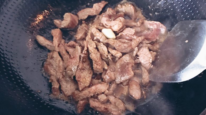 牛肉芦笋虾仁
,油烧热，翻炒牛肉