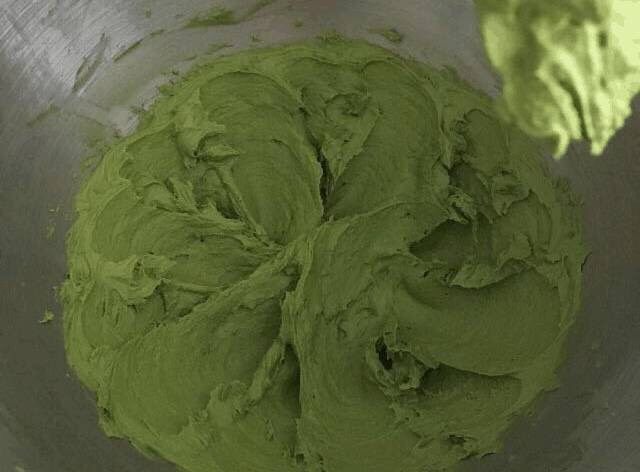 抹茶风味磅蛋糕,之前混合好的蛋奶液加入到混合物中搅拌至混合均匀即可,不要搅拌过度
