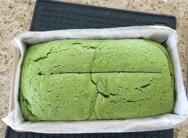 抹茶风味磅蛋糕,烘烤15分钟的时候取出蛋糕胚,在顶部划一刀
