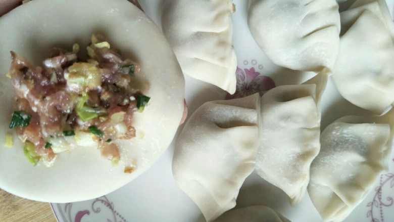 香茹包菜猪肉饺子,准备一碗水，开始包饺子了，拿一张<a style='color:red;display:inline-block;' href='/shicai/ 4346'>饺子皮</a>，边上用手指沾点水，涂边上一圈，中间放入肉馅，两边一合，压紧，这个是最简单的饺子方法，想要好看，可以百度饺子包法