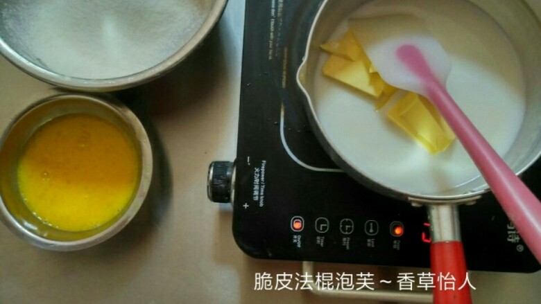 脆皮法棍泡芙,泡芙皮部分:<a style='color:red;display:inline-block;' href='/shicai/ 219'>牛奶</a>清水盐糖入锅,高粉低粉一个盆称量备用,蛋液称量备注