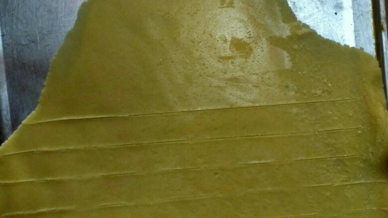 脆皮法棍泡芙,表面装饰部分,取出冷冻定型的糖酥皮如上图切割,覆盖在每一层的泡芙皮上即可