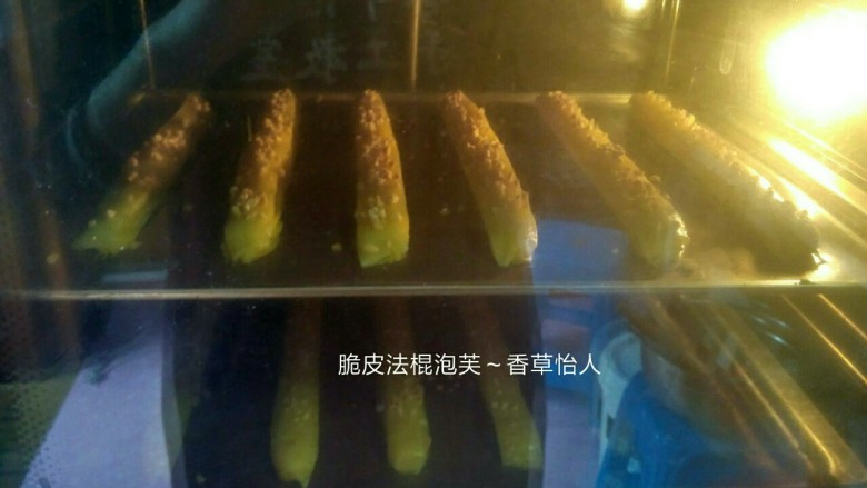 脆皮法棍泡芙,当当当,入烤箱上下火150度烤一个小时即可,中途千万别开烤箱门