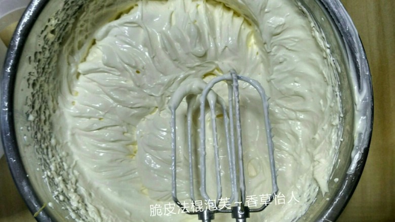 脆皮法棍泡芙,继续打发到十层,非常好吃的蛋黄酸奶酱就制作好啦
