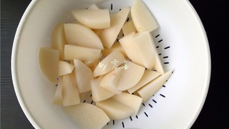 麻辣薯角,土豆沥干水分,切成船形;
