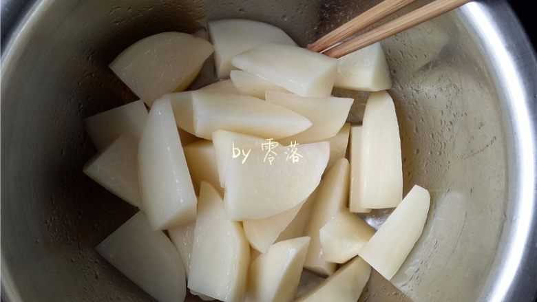 麻辣薯角,在土豆块里调入适量<a style='color:red;display:inline-block;' href='/shicai/ 140122'>玉米油</a>,搅拌均匀;
