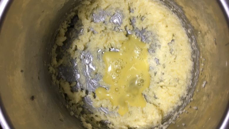 手撕椰蓉吐司,分几次加入全蛋液打发