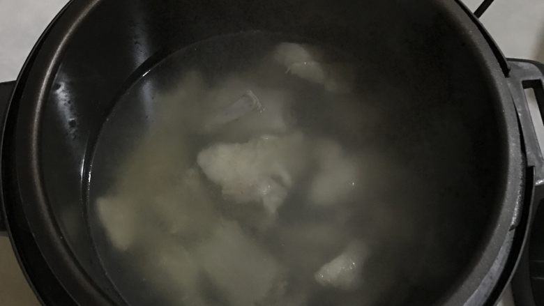 手抓饭(改良版),把去除血沫子的羊排还有水,放入高压锅,加适量的盐,压30-40分钟