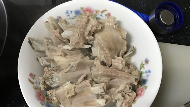 手抓饭(改良版),压好的羊排捞出来,备用。羊汤也盛出来,备用。