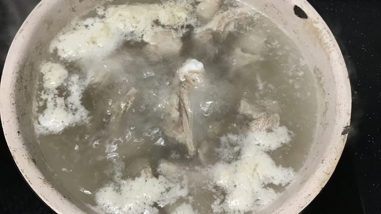 手抓饭(改良版),羊排用水焯一下,把血沫子捞出去