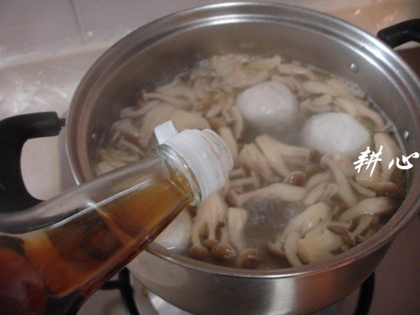 蟹味菇鱼丸汤,倒入适量的<a style='color:red;display:inline-block;' href='/shicai/ 714'>鱼露</a>调味,熄火盛出。